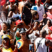 Ativistas e especialistas alertam para o “blackface de cabelo” no carnaval, prática que reforça estereótipos raciais e desrespeita a cultura negra. Campanhas buscam conscientização e denúncia de racismo durante a folia.