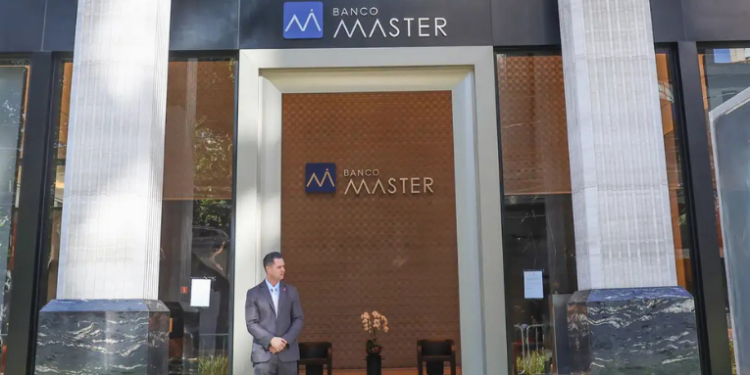 O colapso do Banco Master e da Reag Investimentos revela um dos maiores escândalos financeiros do Brasil, com fraudes bilionárias, pirâmide financeira e uso de fundos de investimento para mascarar prejuízos.