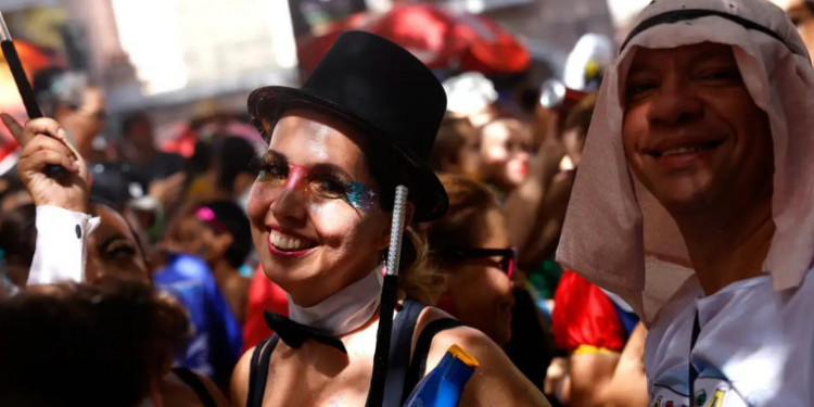 O Rio de Janeiro inicia o pré-Carnaval com mais de 70 blocos, cortejos e atrações infantis no Centro, zonas Sul e Norte. Confira programação e dicas de segurança.