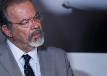 Raul Jungmann, ex-ministro de Defesa, Segurança Pública e Desenvolvimento Agrário, faleceu aos 73 anos em Brasília após lutar contra câncer de pâncreas. Velório será reservado.
