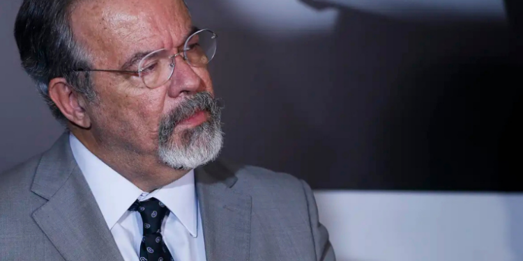 Raul Jungmann, ex-ministro de Defesa, Segurança Pública e Desenvolvimento Agrário, faleceu aos 73 anos em Brasília após lutar contra câncer de pâncreas. Velório será reservado.