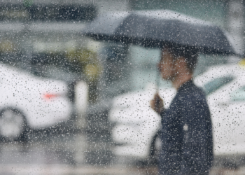 O Rio de Janeiro terá queda de temperatura e tempo instável nesta semana, com chuvas fortes, ventos de até 100 km/h e alertas em municípios da Região Serrana. Saiba como se proteger.
