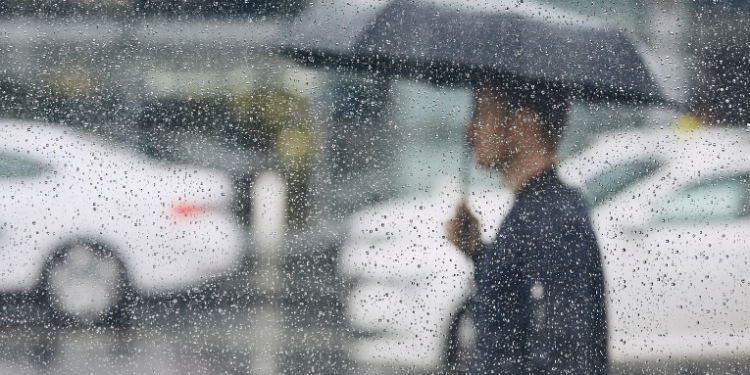 O Rio de Janeiro terá queda de temperatura e tempo instável nesta semana, com chuvas fortes, ventos de até 100 km/h e alertas em municípios da Região Serrana. Saiba como se proteger.