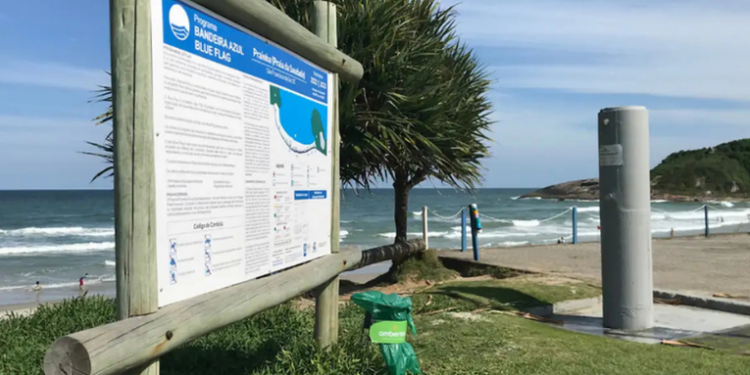 O Brasil conta com 50 praias e 10 marinas certificadas com o selo Bandeira Azul na temporada 2025/2026, destacando Santa Catarina e Rio de Janeiro como líderes em turismo sustentável.