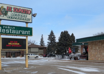 Operação do ICE em Willmar, Minnesota, detém trabalhadores de restaurante mexicano após agentes frequentarem o local como clientes, gerando protestos e preocupações sobre fiscalização migratória.