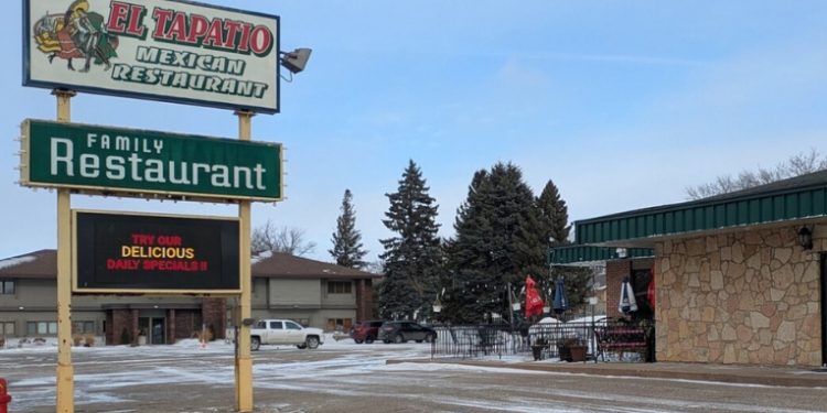 Operação do ICE em Willmar, Minnesota, detém trabalhadores de restaurante mexicano após agentes frequentarem o local como clientes, gerando protestos e preocupações sobre fiscalização migratória.
