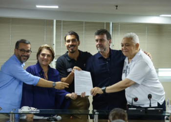 O governo federal anunciou investimento de R$ 12 milhões na Liesa, com repasse de R$ 1 milhão para cada escola de samba do Rio. A medida visa apoiar os desfiles e fortalecer o turismo e a cultura brasileira.
