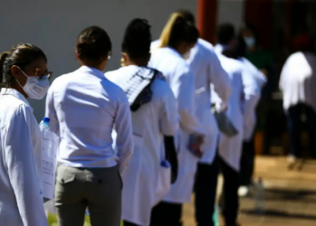 O primeiro Enamed avaliou 351 cursos de medicina em 2025 e indicou que mais de dois terços das graduações atingiram desempenho satisfatório. Cursos públicos se destacaram, enquanto privados lucrativos e municipais tiveram notas mais baixas.