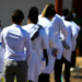 O primeiro Enamed avaliou 351 cursos de medicina em 2025 e indicou que mais de dois terços das graduações atingiram desempenho satisfatório. Cursos públicos se destacaram, enquanto privados lucrativos e municipais tiveram notas mais baixas.