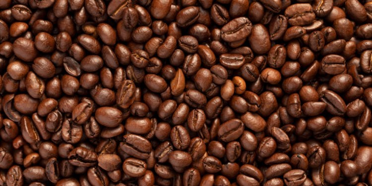 O Brasil exportou 40 milhões de sacas de café em 2025, volume 20,8% menor que em 2024, mas atingiu receita recorde de US$ 15,586 bilhões. Alemanha e EUA lideram importações, e o arábica domina o mercado.