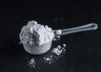 A creatina, conhecida por aumentar a força muscular, também traz benefícios para saúde geral, controle do açúcar no sangue, ossos e bem-estar emocional. Saiba como usar com segurança.