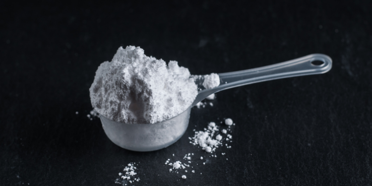 A creatina, conhecida por aumentar a força muscular, também traz benefícios para saúde geral, controle do açúcar no sangue, ossos e bem-estar emocional. Saiba como usar com segurança.