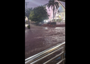 Um forte temporal atingiu o Rio de Janeiro na noite de segunda-feira (19), provocando alagamentos, quedas de árvores e transtornos no trânsito. Para terça-feira, feriado de São Sebastião, a previsão indica tempo instável com possibilidade de chuva.