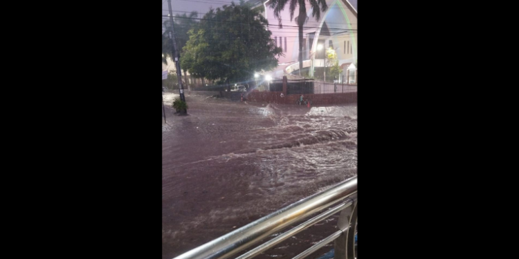 Um forte temporal atingiu o Rio de Janeiro na noite de segunda-feira (19), provocando alagamentos, quedas de árvores e transtornos no trânsito. Para terça-feira, feriado de São Sebastião, a previsão indica tempo instável com possibilidade de chuva.