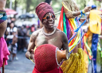 O Carnaval de Rua do Rio de Janeiro segue neste fim de semana com 14 blocos programados, incluindo Chá da Alice e Bloco da Lexa. A programação oficial vai até 22 de fevereiro e deve reunir milhões de foliões.