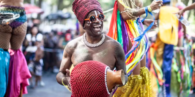 O Carnaval de Rua do Rio de Janeiro segue neste fim de semana com 14 blocos programados, incluindo Chá da Alice e Bloco da Lexa. A programação oficial vai até 22 de fevereiro e deve reunir milhões de foliões.