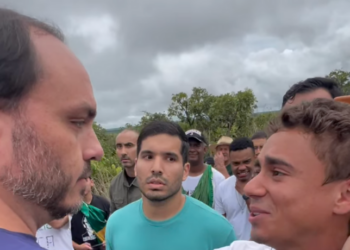 Carlos Bolsonaro se juntou à “Caminhada pela Liberdade” de Nikolas Ferreira, que percorre 240 km de Paracatu a Brasília em protesto contra medidas do STF e a prisão do ex-presidente Jair Bolsonaro.