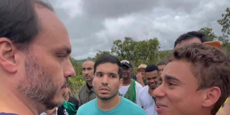 Carlos Bolsonaro se juntou à “Caminhada pela Liberdade” de Nikolas Ferreira, que percorre 240 km de Paracatu a Brasília em protesto contra medidas do STF e a prisão do ex-presidente Jair Bolsonaro.