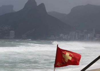 O Rio de Janeiro registra chuvas intensas e ventos fortes nesta terça-feira (20), feriado de São Sebastião, com alagamentos e quedas de árvores. Defesa Civil recomenda atenção até sábado.