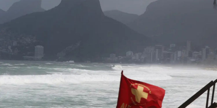 O Rio de Janeiro registra chuvas intensas e ventos fortes nesta terça-feira (20), feriado de São Sebastião, com alagamentos e quedas de árvores. Defesa Civil recomenda atenção até sábado.