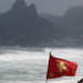 O Rio de Janeiro registra chuvas intensas e ventos fortes nesta terça-feira (20), feriado de São Sebastião, com alagamentos e quedas de árvores. Defesa Civil recomenda atenção até sábado.