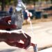 Estudo aponta que garrafas térmicas mal higienizadas podem concentrar mais bactérias do que vasos sanitários.