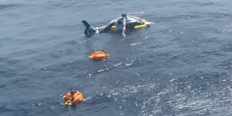 Helicóptero H-160 faz pouso controlado no mar na costa do RJ; causa segue desconhecida