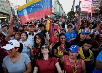 Colômbia mobiliza 30 mil militares na fronteira com a Venezuela após crise política