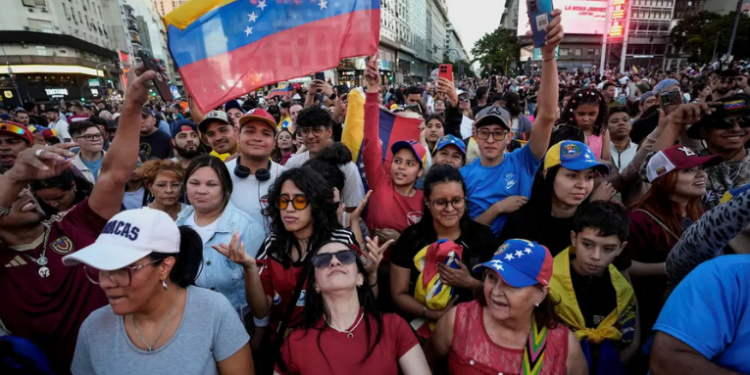 Colômbia mobiliza 30 mil militares na fronteira com a Venezuela após crise política