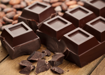 Pesquisadores do Reino Unido identificam que o consumo moderado de chocolate amargo está ligado a envelhecimento biológico mais lento, graças à teobromina, sem exageros na dieta.
