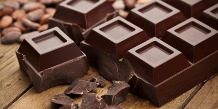 Pesquisadores do Reino Unido identificam que o consumo moderado de chocolate amargo está ligado a envelhecimento biológico mais lento, graças à teobromina, sem exageros na dieta.
