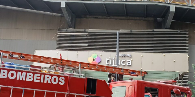Um princípio de incêndio no Shopping Tijuca, na Zona Norte do Rio, levou à evacuação de clientes e fechamento temporário de lojas. Brigada interna e Corpo de Bombeiros contiveram as chamas.