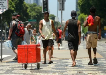 Com previsão de calor intenso, o Estado do Rio adota medidas emergenciais de saúde, incluindo hidratação, reforço do SAMU e orientação à população.