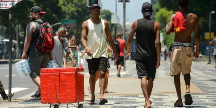 Com previsão de calor intenso, o Estado do Rio adota medidas emergenciais de saúde, incluindo hidratação, reforço do SAMU e orientação à população.