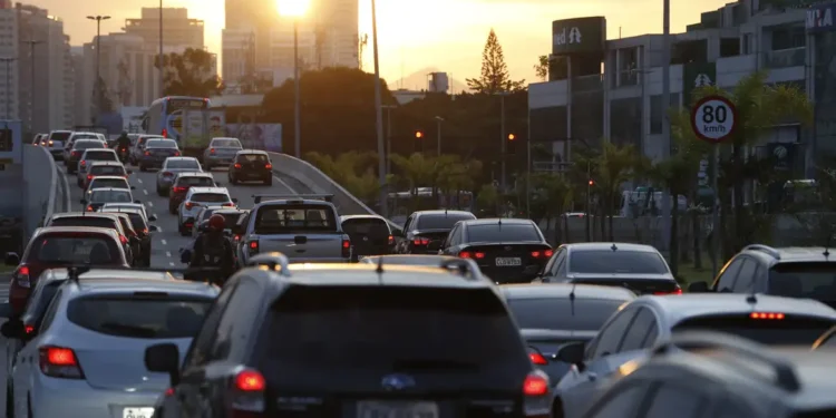 Detrans de diferentes estados começam a eliminar a baliza do exame prático da CNH, priorizando avaliação em percurso urbano.