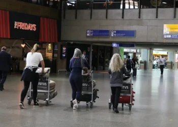 EUA suspendem vistos de imigração para brasileiros e mais 74 países a partir de janeiro.