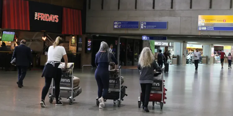 EUA suspendem vistos de imigração para brasileiros e mais 74 países a partir de janeiro.