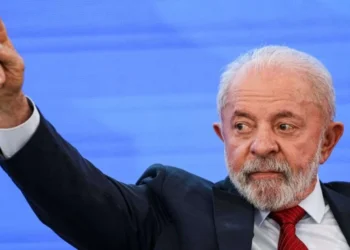 Presidente Lula defende relações equilibradas entre nações, comenta tarifas dos EUA e prevê melhora no diálogo com Trump após encontro em março.