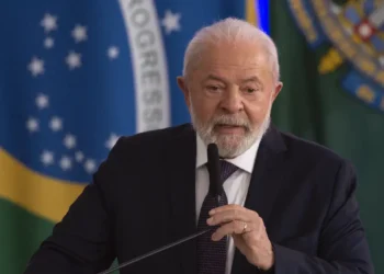 Lula opta por vetar projetos que poderiam elevar salários do Legislativo acima do teto constitucional.