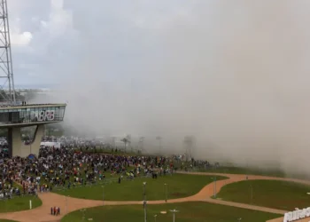Antigo Torre Palace Hotel é demolido em Brasília