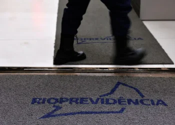 Polícia Federal investiga investimentos do Rioprevidência no Banco Master, que somam cerca de R$ 970 milhões, por suspeitas de irregularidades e crimes contra o sistema financeiro.