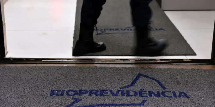 Polícia Federal investiga investimentos do Rioprevidência no Banco Master, que somam cerca de R$ 970 milhões, por suspeitas de irregularidades e crimes contra o sistema financeiro.