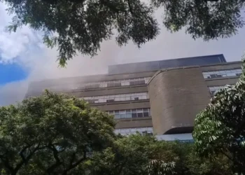 Um gerador apresentou falha e provocou incêndio no InCor e Icesp em São Paulo. Pacientes foram transferidos, e investigação sobre as causas segue em andamento.