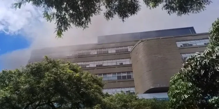 Um gerador apresentou falha e provocou incêndio no InCor e Icesp em São Paulo. Pacientes foram transferidos, e investigação sobre as causas segue em andamento.