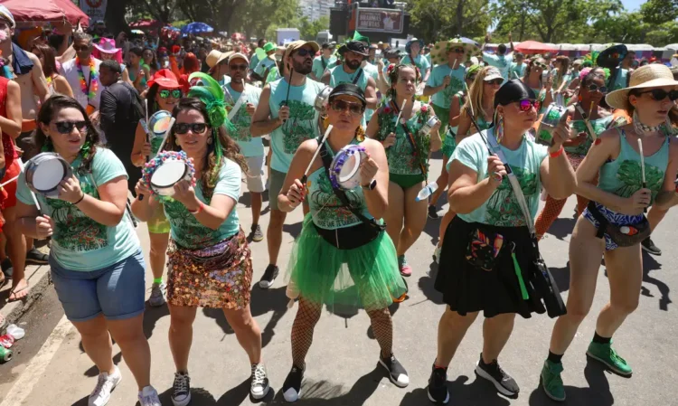 Bloco Quizomba leva multidão ao Aterro do Flamengo com temas ambientais e combate ao feminicídio.