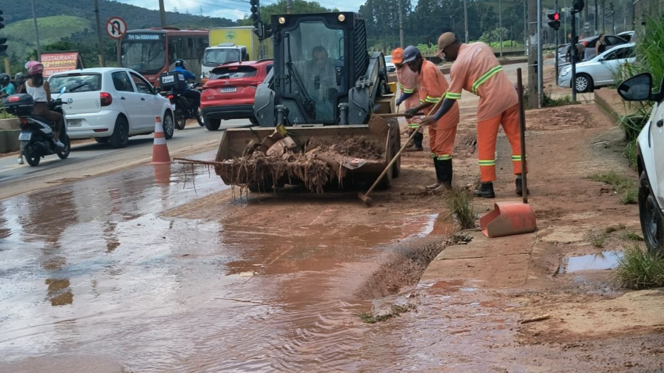 Temporais provocam soterramentos, alagamentos e suspensão de aulas em Juiz de Fora