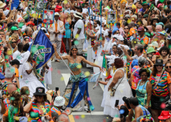 Cordão do Boitatá celebra 30 anos com cortejo sem trio e emoção no Centro do Rio