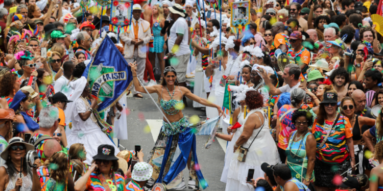 Cordão do Boitatá celebra 30 anos com cortejo sem trio e emoção no Centro do Rio