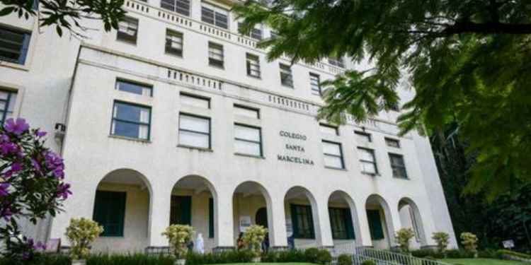 Alunos do Colégio Santa Marcelina Rio de Janeiro realizam projeto sustentável “Seja um beija-flor”, integrando captação de água da chuva, energia solar e coleta de resíduos especiais, promovendo educação ambiental e cidadania.