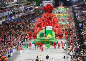 Sambas da Série Ouro do Carnaval do Rio destacam homenagens a Xande de Pilares e Leci Brandão, além de enredos sobre ancestralidade, resistência indígena e crítica histórica na Sapucaí.